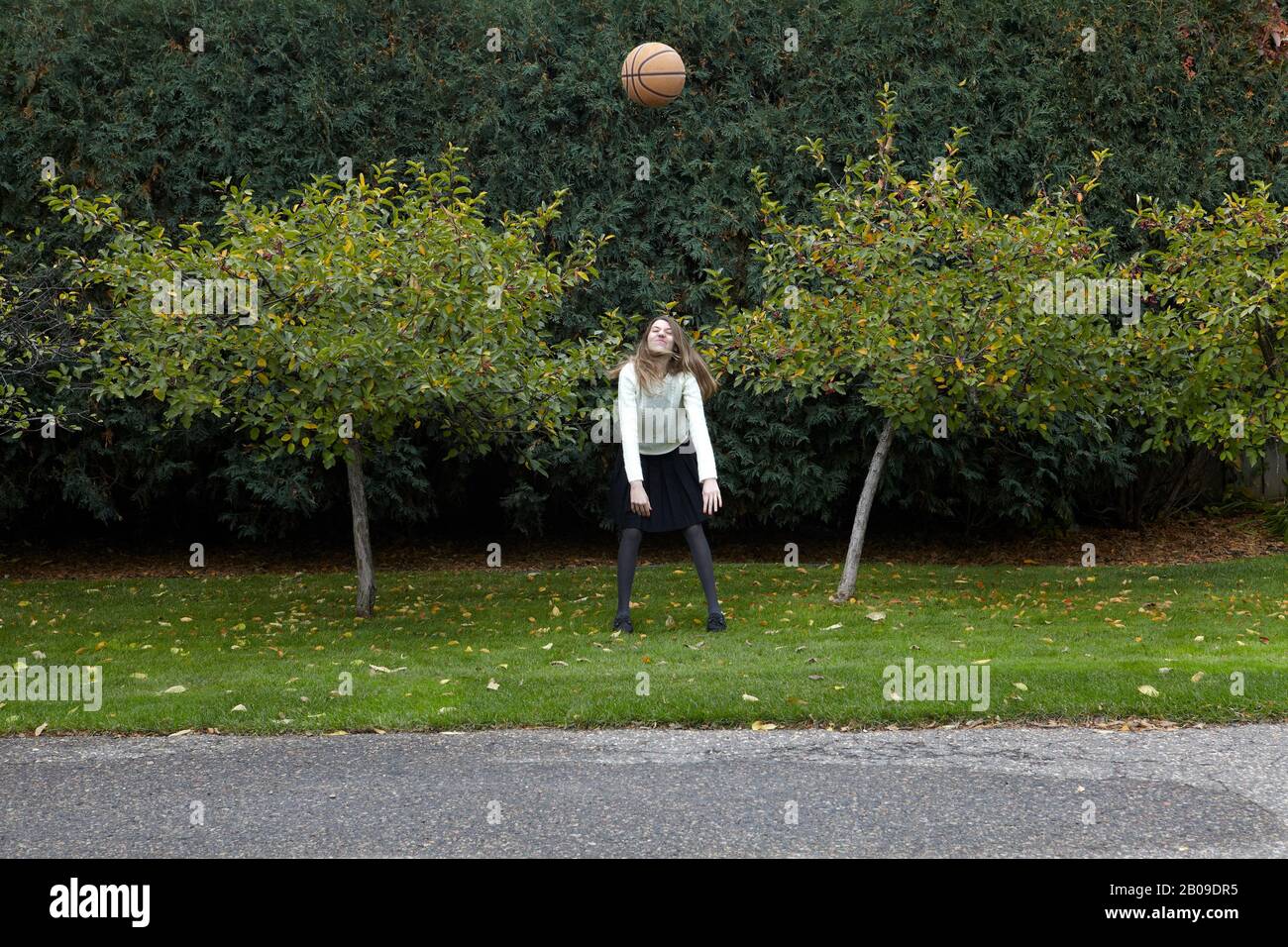fille jouant au basket-ball après l'école Banque D'Images