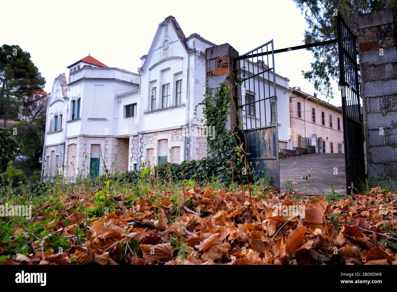 Extérieur du bâtiment Antigua Clínica de Sanatorio Fontilles avec feuilles et portes d'automne (Fontilles, Vall de Laguart, Marina Alta, Alicante, Espagne) Banque D'Images