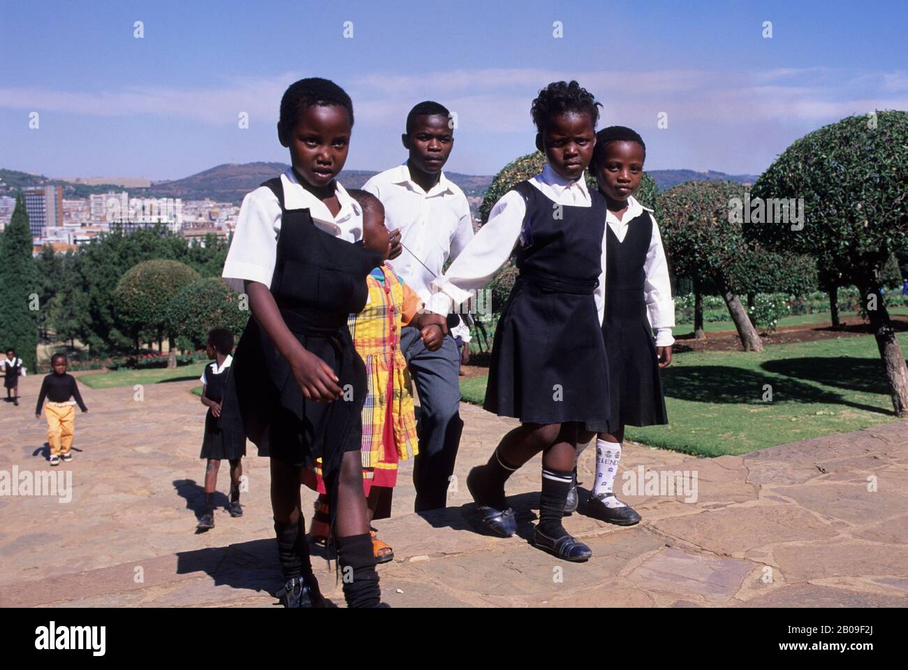 AFRIQUE DU SUD, PRETORIA, ENFANTS D'ÉCOLE À PARK Banque D'Images