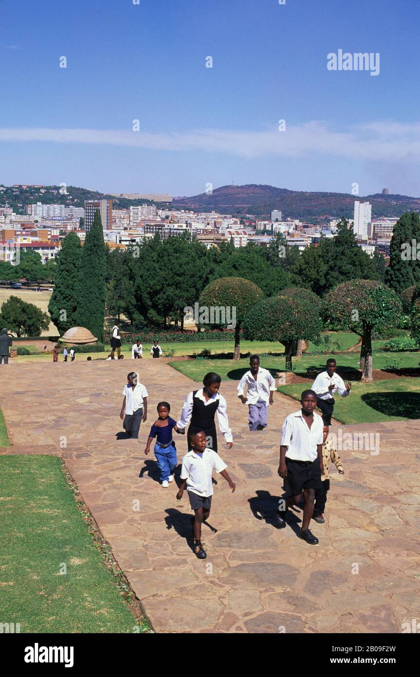 AFRIQUE DU SUD, PRETORIA, ENFANTS D'ÉCOLE À PARK Banque D'Images