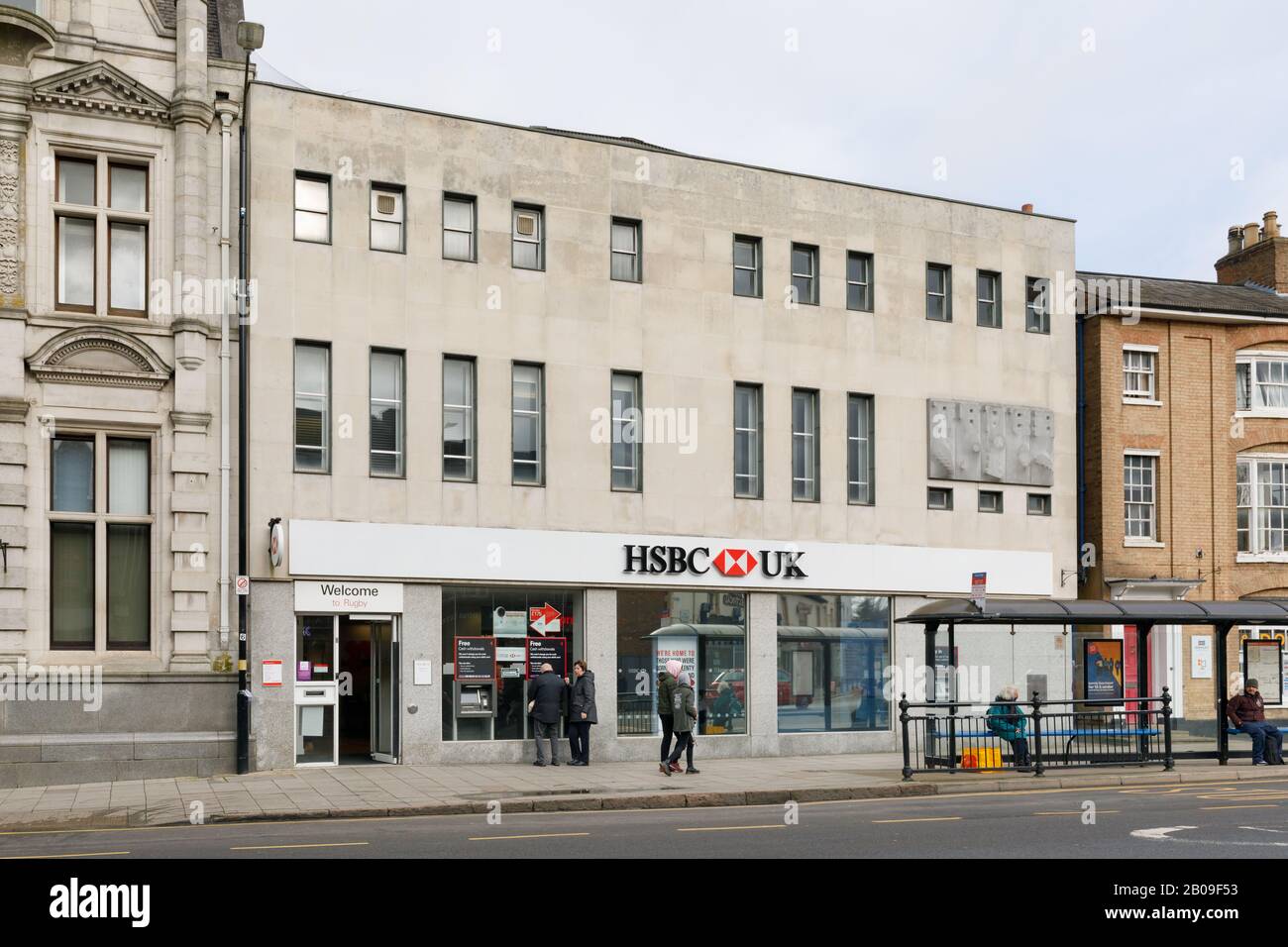 Rugby, Warwickshire, Royaume-Uni, février 2020 : une succursale de détail de HSBC Royaume-Uni, une banque de compensation dont le siège social est situé à Birmingham. Banque D'Images