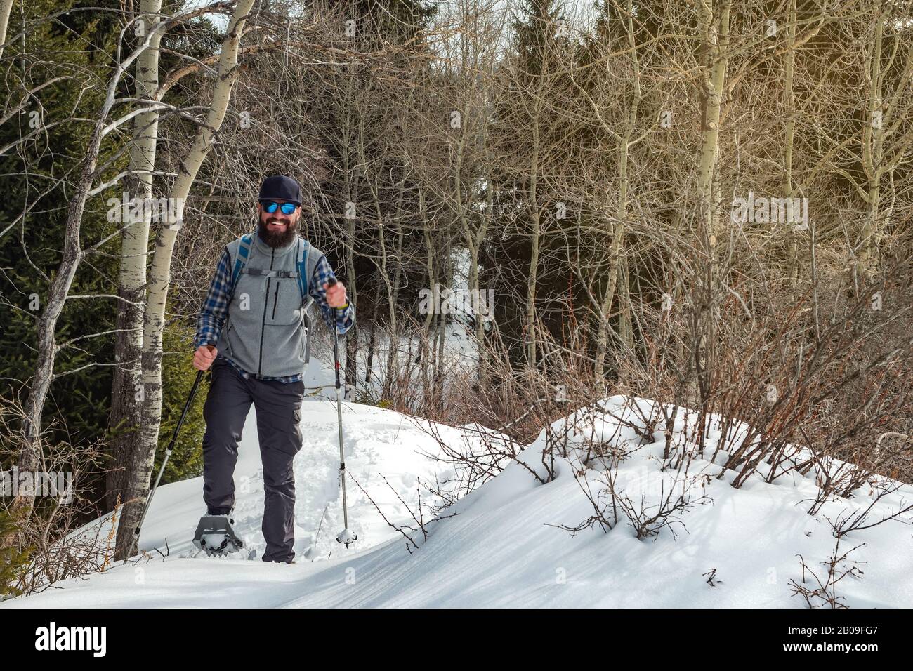 Randonneurs dans les montagnes promenades sur les raquettes. L'homme est seul dans la forêt. Tourisme de montagne d'hiver. Kazakhstan Banque D'Images