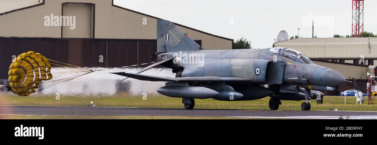 F-4 E Phantom juste après l'atterrissage à RAF Fairford, Gloustershire, Royaume-Uni prêt pour le RIAT 2017. Le n° de série 01618 est à partir de 338 Sqn du grec Air Forc Banque D'Images