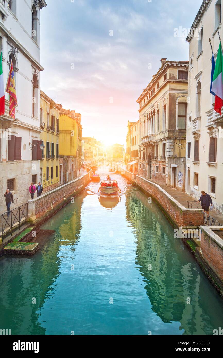 Venise, Italie - OCT 01, 2018 : le pittoresque canal étroit et de l'architecture antique de Venise Banque D'Images