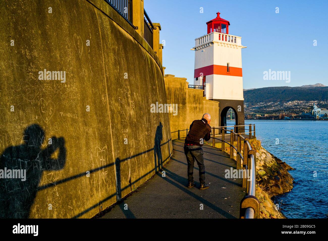 Ombre du photographe prise de photo du photographe prise de photo, Brockton point Lighthouse, Vancouver (Colombie-Britannique), Canada Banque D'Images