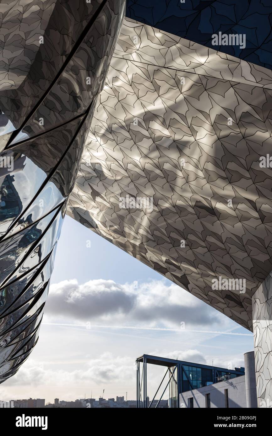 Design architectural de la Philharmonie de Paris, une institution culturelle située dans le Parc de la Villette, 19ème arrondissement, Paris, FRANCE. Banque D'Images