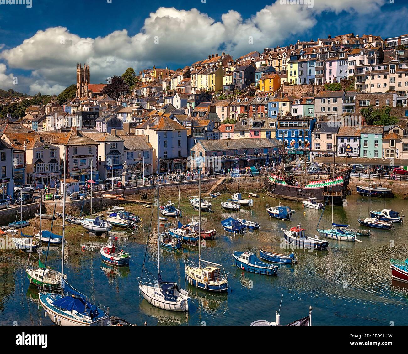 GB - DEVON : village de Brixham et zone portuaire animée (HDR-image) Banque D'Images