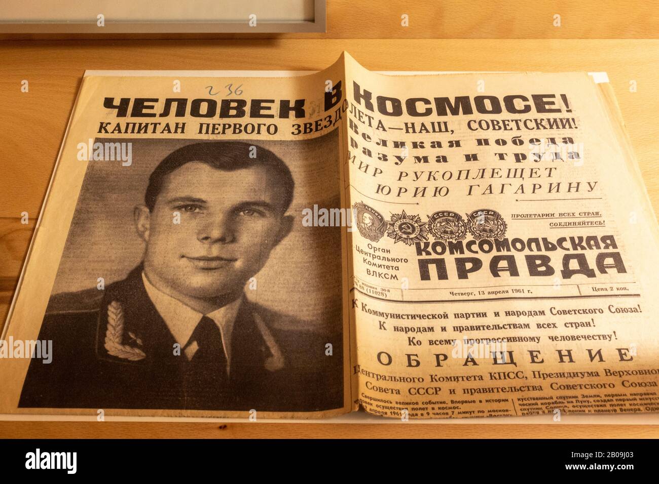 Journal Pravda lorsque Yuri Gagarin est devenu le premier homme dans l'espace (13 avril 61) Musée des communications (Musée des transports de Nuremberg), Nuremberg, Allemagne. Banque D'Images
