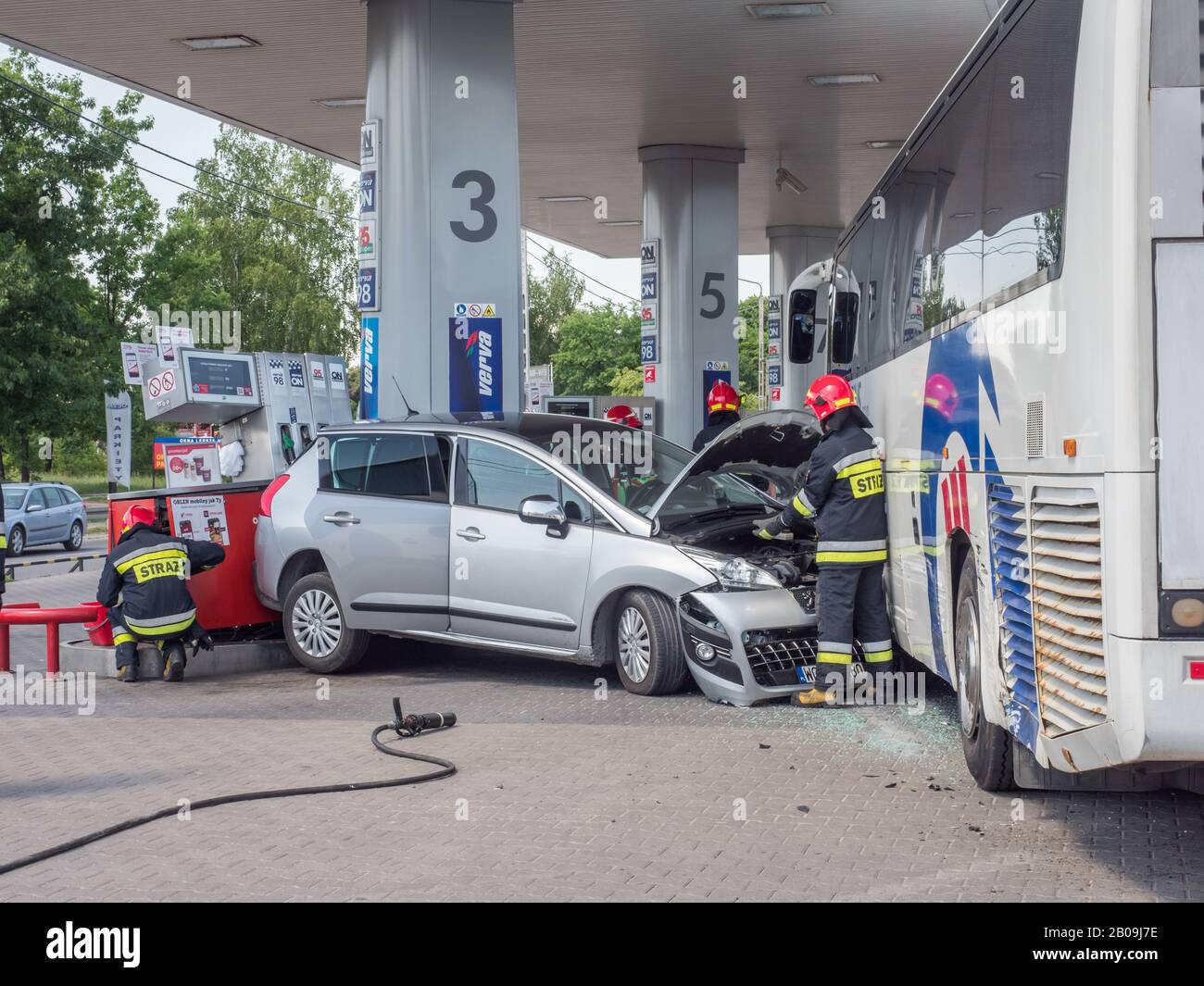 Otwock, Pologne - 30 mai 2018 : les pompiers tirent une voiture qui a été mise en service dans un distributeur d'essence à une station-service. Banque D'Images
