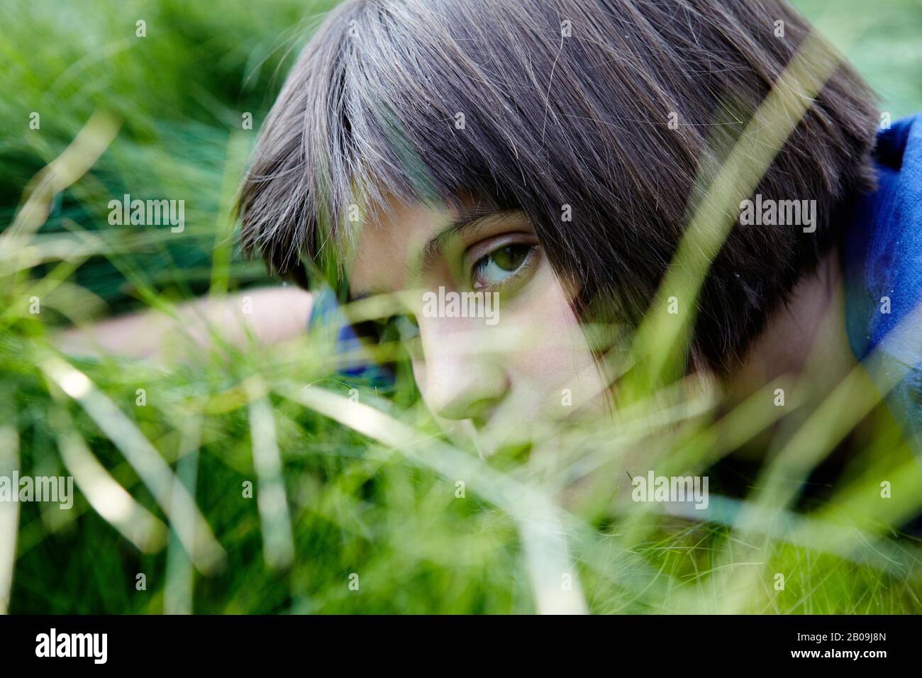 belle jeune fille posée dans l'herbe verte Banque D'Images