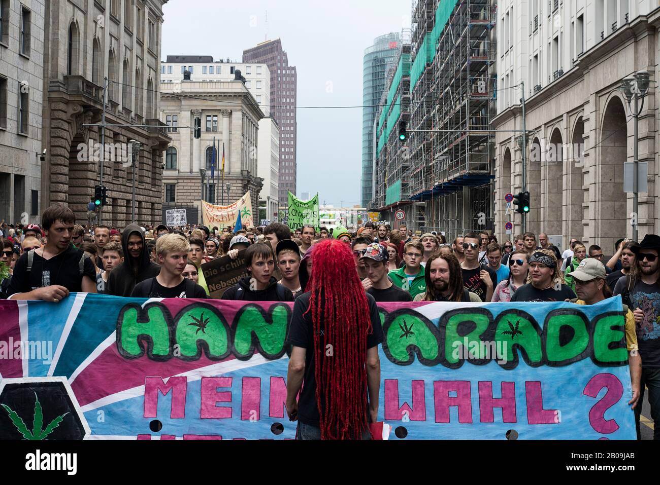 La 17 manifestation annuelle appelant à la légalisation du cannabis a eu lieu à Berlin. L'événement a commencé à la gare Zoologischer Garten et les participants ont marché dans les rues pendant environ deux heures. Plus de 6 500 personnes y ont participé. Banque D'Images