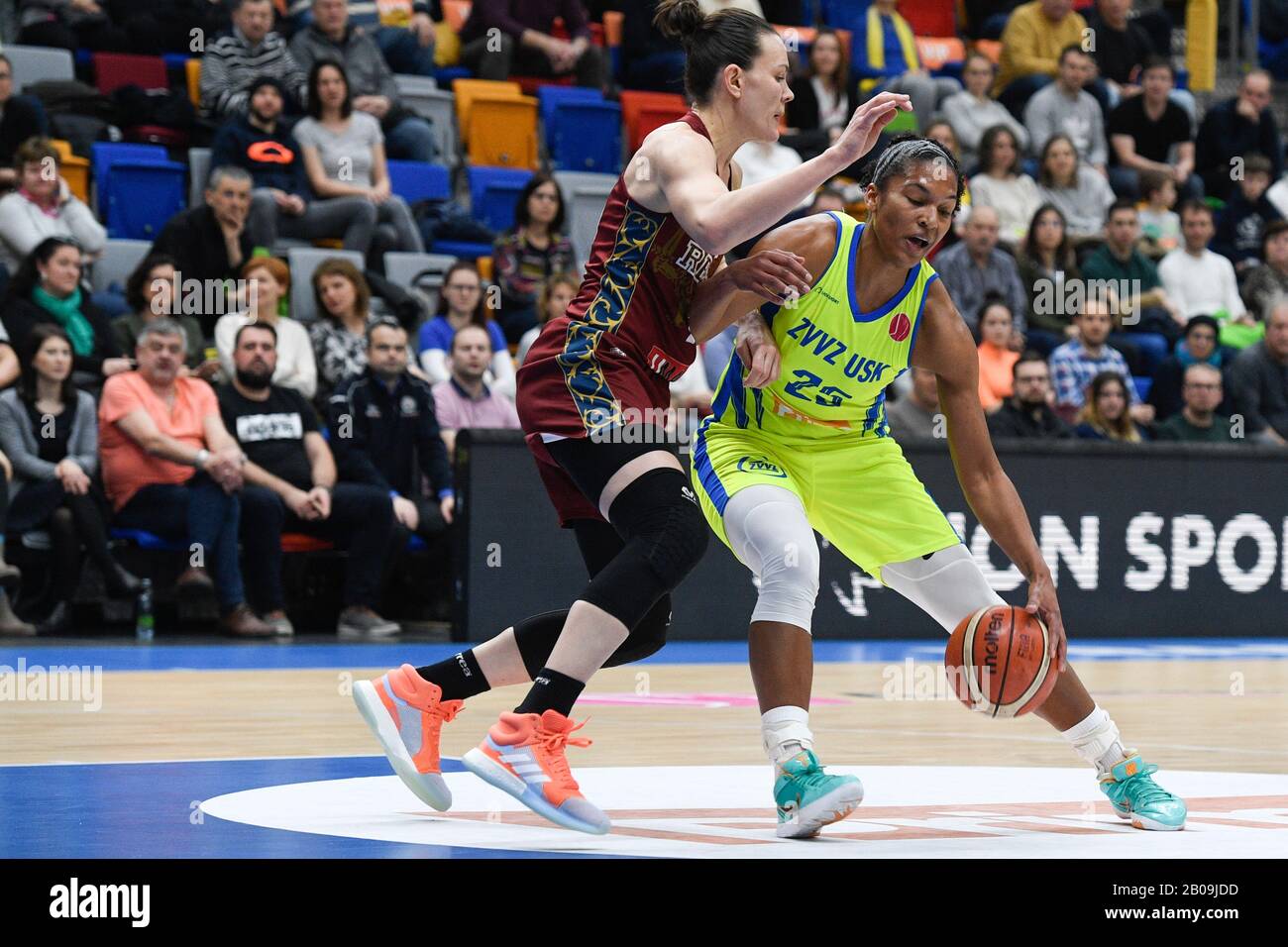 Prague, République Tchèque. 19 février 2020. L-R Anete Steinberga de Venise et Alyssa Thomas de USK en action lors du 13ème match de la Ligue européenne de basket-ball féminin USK Praha contre Venise à Prague, République tchèque, le mercredi 19 février 2020. Crédit: Michal Kamaryt/Ctk Photo/Alay Live News Banque D'Images