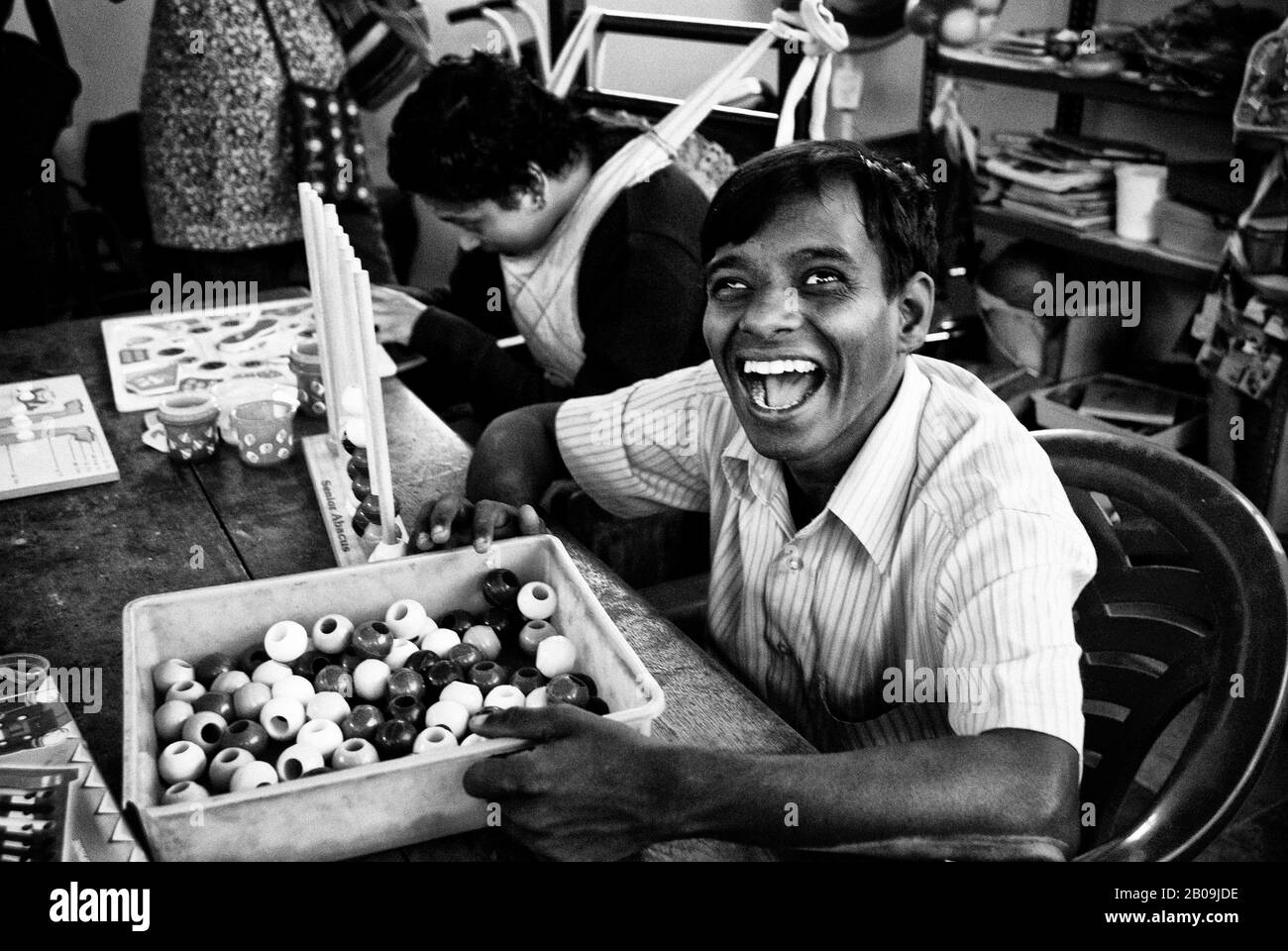 Kumar, affecté par la paralysie cérébrale est principalement de bonne humeur et très amical même avec les étrangers. Association des parents de personnes atteintes de paralysie cérébrale et de troubles Associés (PAPPA) à Bangalore, en Inde. 21 Janvier 2009. Un des jeux d'images de l'histoire de la photo Cerebral Palsy, par Ayush Ranka. Banque D'Images