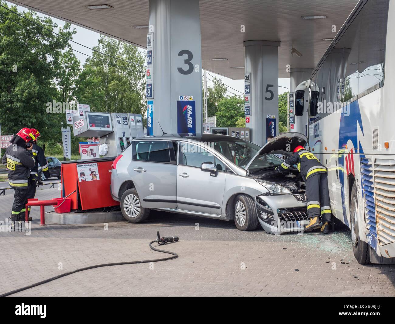 Otwock, Pologne - 30 mai 2018 : les pompiers tirent une voiture qui a été mise en service dans un distributeur d'essence à une station-service. Banque D'Images