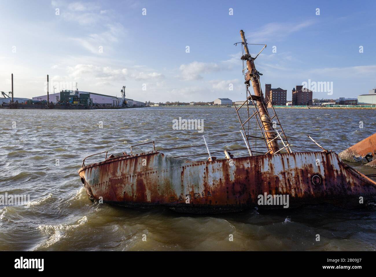 Épave du R.V. Sarsia, le navire de recherche de la Marine Biological Association, a été lancé en 1953. Coulé en mai 1998, maintenant allongé à East Float, Birkenhead. Banque D'Images