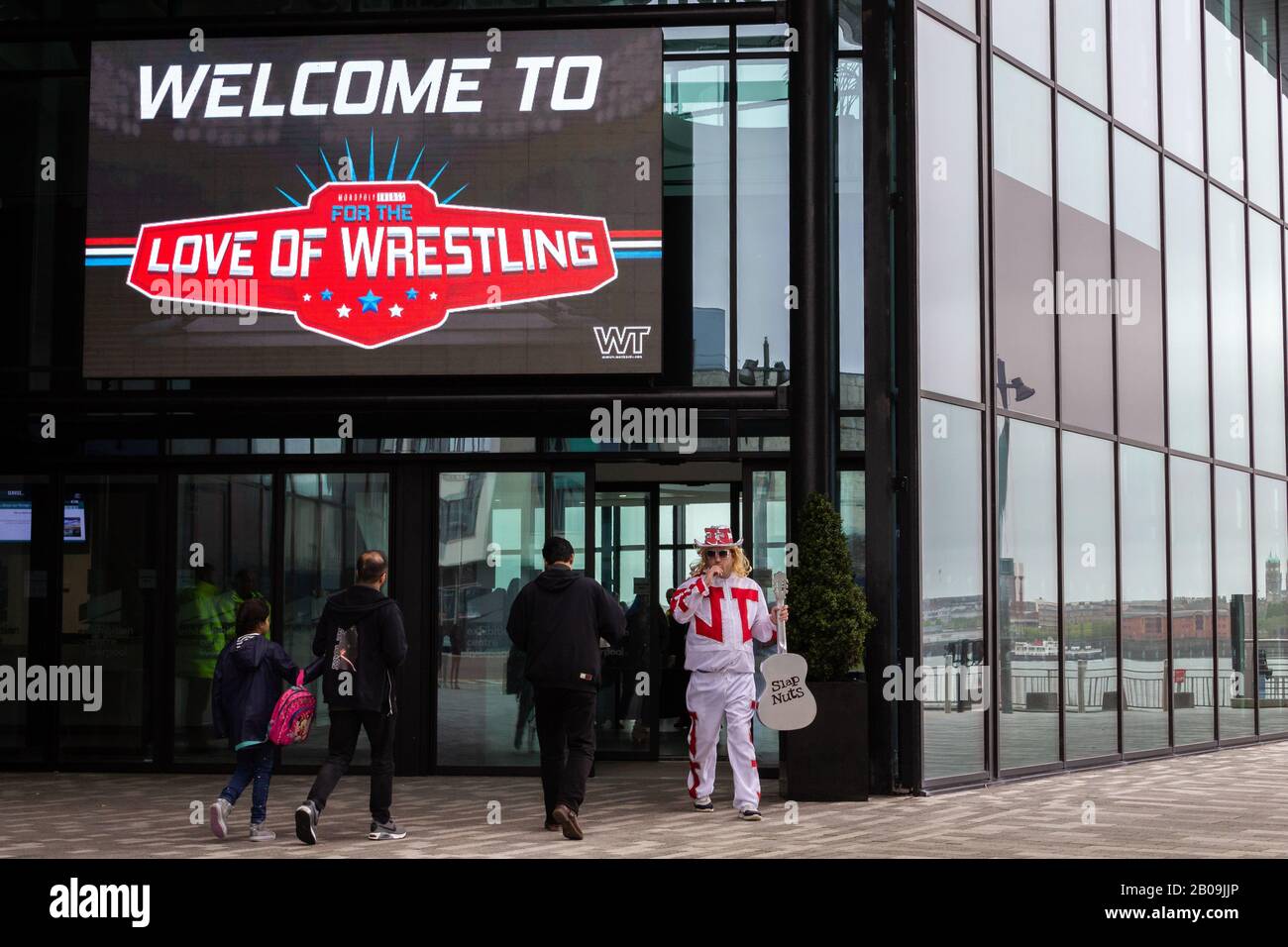 Fan de Jeff Jarrett, lutteur de la WWE, prenant une pause de la convention Pour l'amour de la Wrestling au Centre d'exposition de Liverpool. Banque D'Images