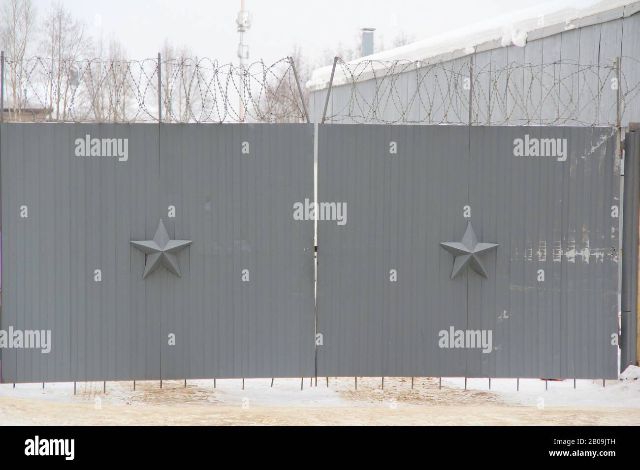 Murs gris foncé décorés d'une étoile à cinq pointes et d'un fil barbelé. Stocker la photo pour le Web et l'imprimer avec un espace vide pour le texte. Banque D'Images