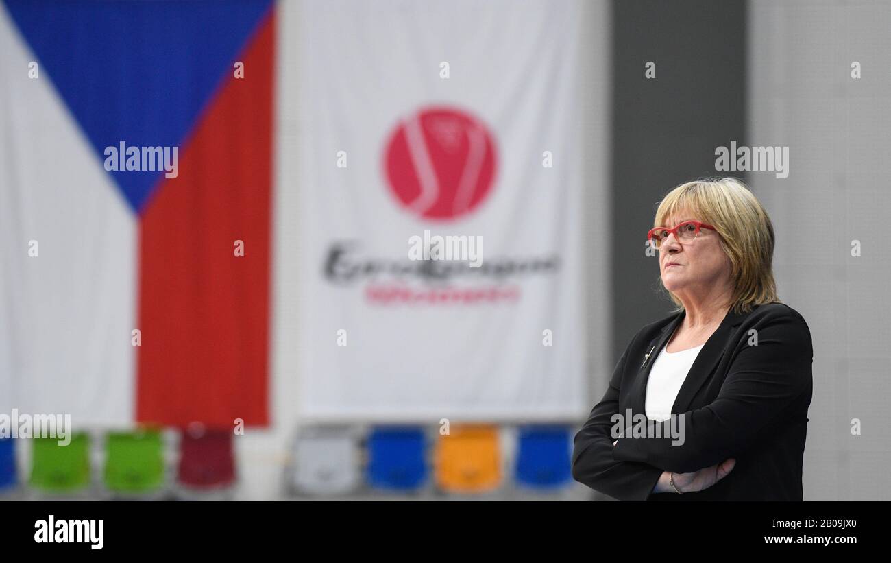 Prague, République Tchèque. 19 février 2020. Entraîneur en chef de USK Natalia Hejkova observe la Ligue européenne de basket-ball pour femmes 13ème match rond USK Praha vs Venise à Prague, République tchèque, le mercredi 19 février 2020. Crédit: Michal Kamaryt/Ctk Photo/Alay Live News Banque D'Images