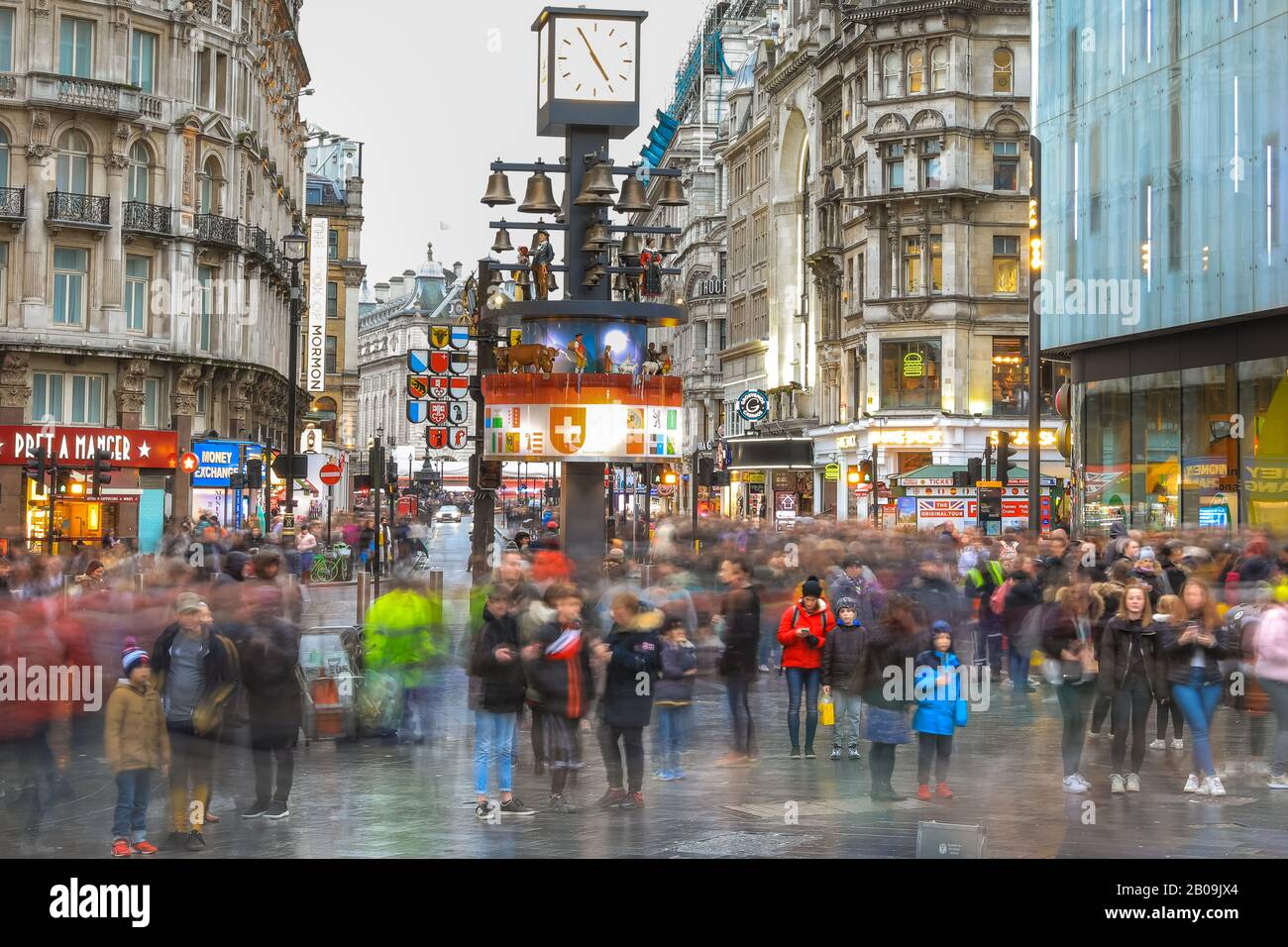 West End, Londres, Royaume-Uni. 19 février 2020. Les touristes sur Piccadilly Circus font le plus souvent le temps. Les touristes et les Londoniens font le maximum de courtes lacunes dans la pluie lors d'une journée humide mais douce dans le West End de Londres. Crédit: Imagetraceur/Alay Live News Banque D'Images