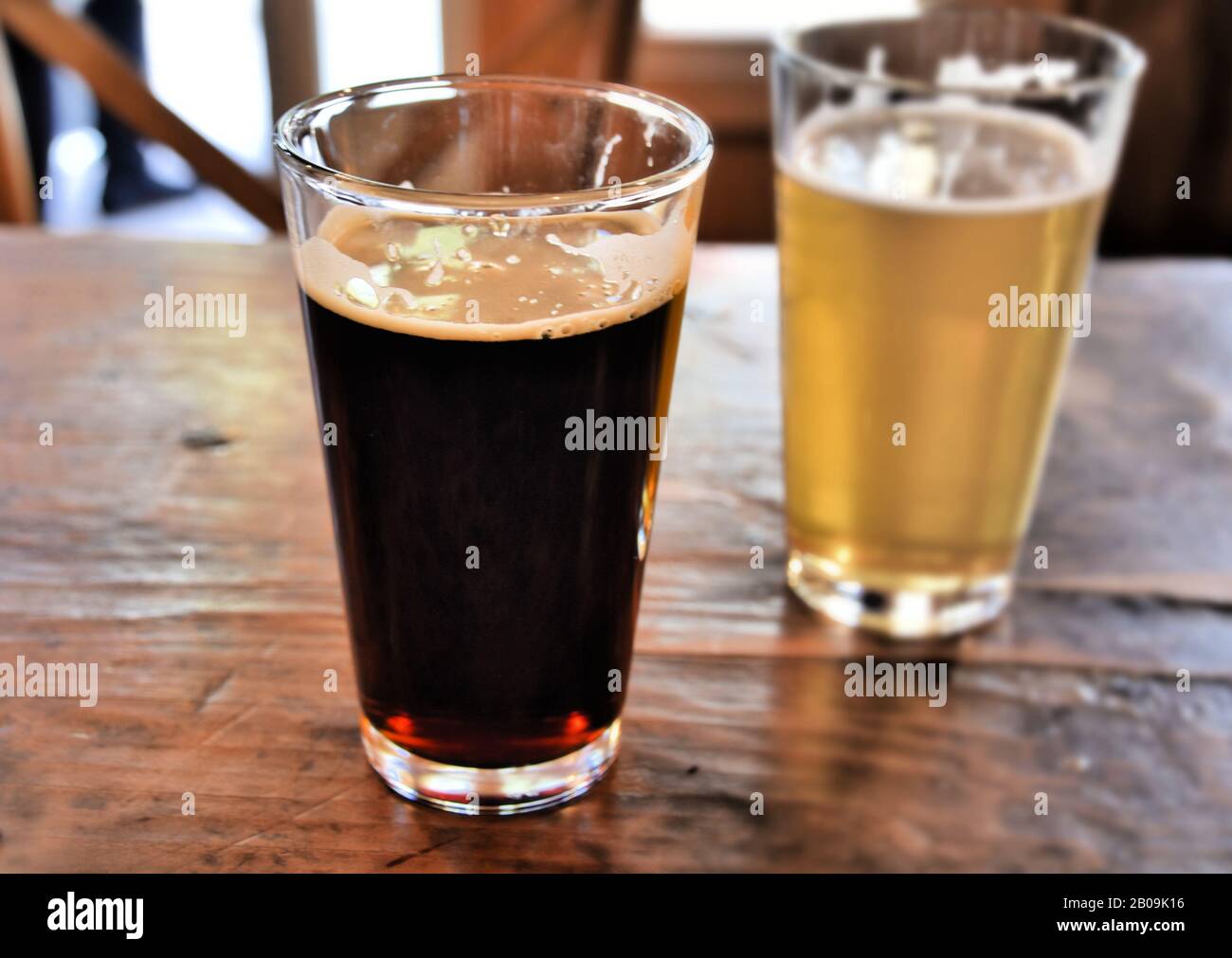 deux pintes de bière sur la table, une bière sombre et une bière légère Banque D'Images