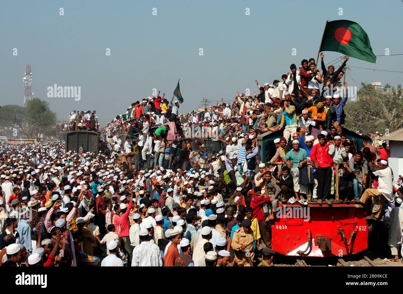 Des milliers de fidèles musulmans rentraient à la maison sur les trains fournis par le chemin de fer du Bangladesh, après la Bishwa Ijtema annuelle sur la rive de la rivière Turag à Tongi. Bishwa Ijtema est le plus grand pèlerinage musulman après Haj, auquel participent plusieurs millions de musulmans du monde entier. Tongi, Dhaka, Bangladesh. 1er Février 2009. Banque D'Images