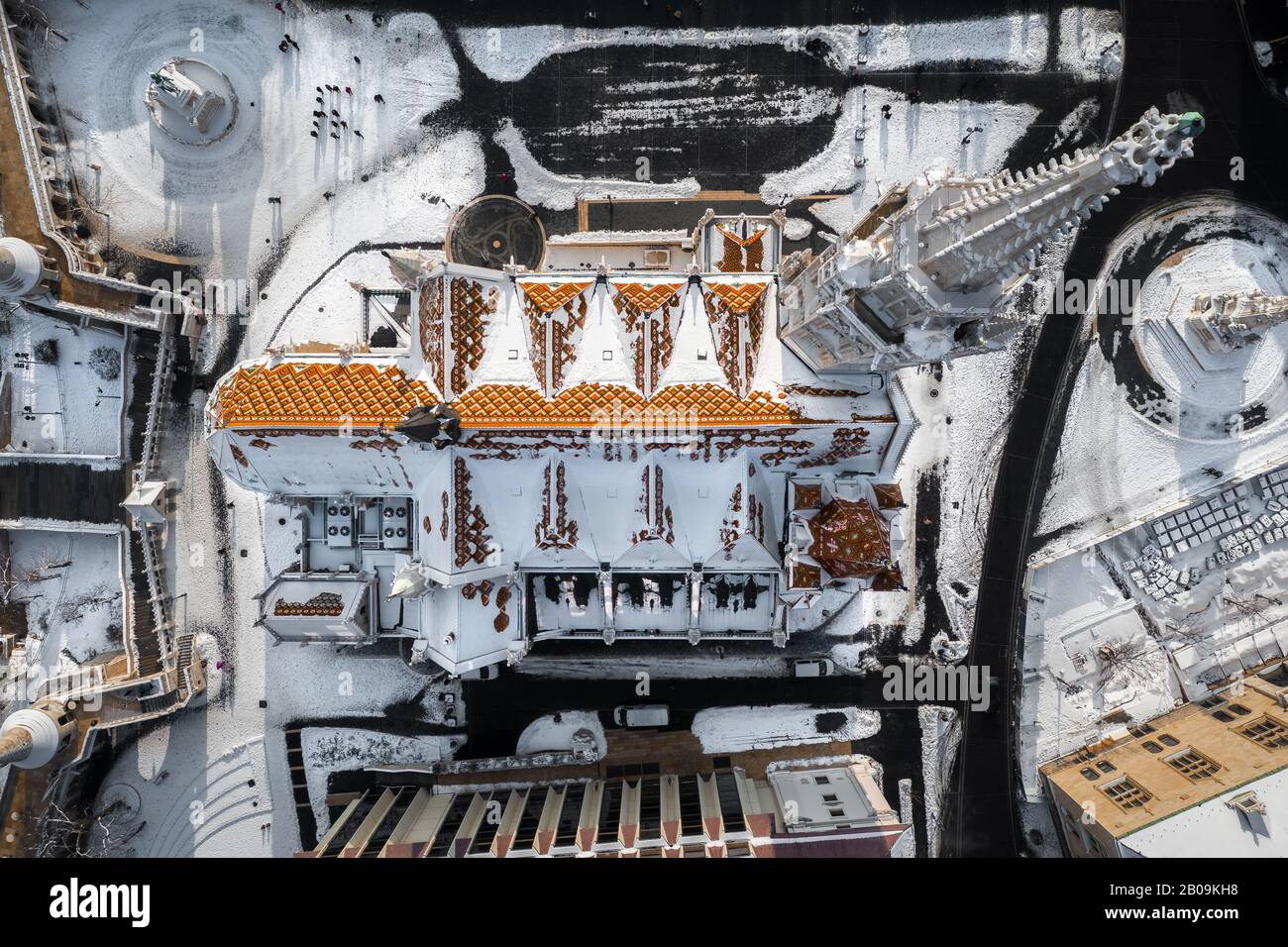 Budapest, Hongrie - vue aérienne de la magnifique église de Matthias enneigée d'en haut sur un matin d'hiver ensoleillé Banque D'Images