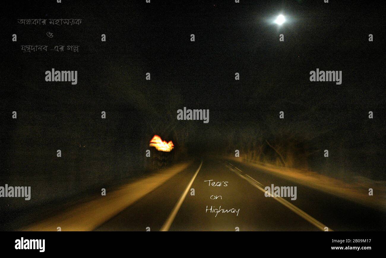 Une autoroute en dehors de la ville de Dhaka. Les autoroutes ne disposant pas de bornes de signalisation appropriées avant les virages et aucun séparateur de route entre les voies ne sont les endroits les plus susceptibles d'être en cas d'accident de la route. Bangladesh. 15 Février 2009. Une des images de photo Story, Tears on Highways, de Noor Alam. Banque D'Images