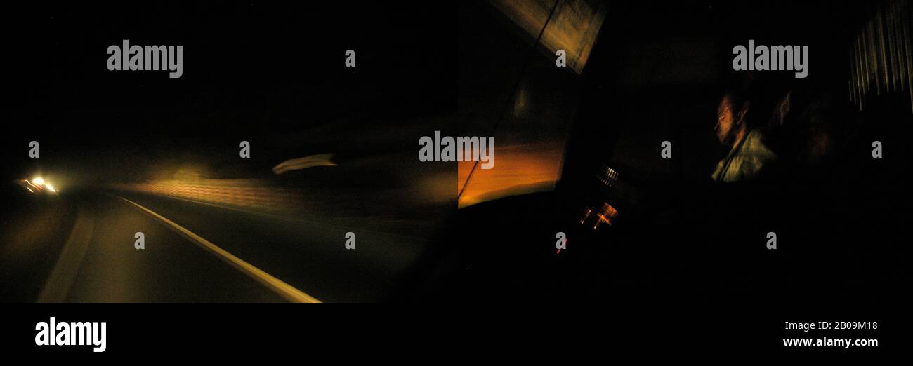 Les autoroutes ne disposant pas de bornes de signalisation appropriées avant les virages et aucun séparateur de route entre les voies ne sont les endroits les plus susceptibles d'être en cas d'accident de la route. Bangladesh. 15 Février 2009. Une des images de photo Story, Tears on Highways, de Noor Alam. Banque D'Images