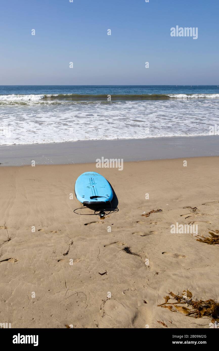 Planche de surf abandonnée sur le sable à la plage de Santa Monica, Californie, États-Unis d'Amérique Banque D'Images