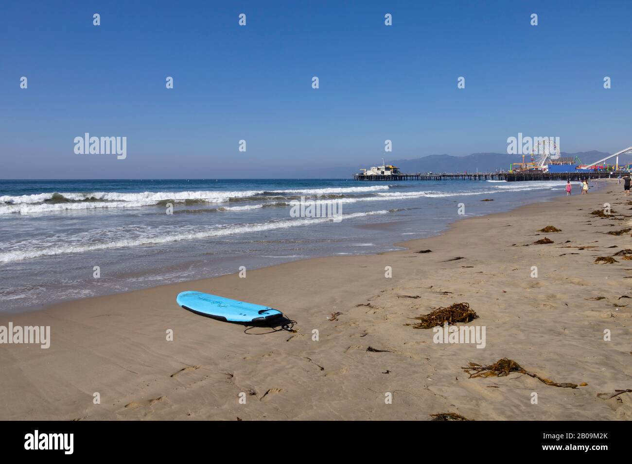 Planche de surf abandonnée sur la plage de Santa Monica, Los Angeles, Californie, États-Unis Banque D'Images