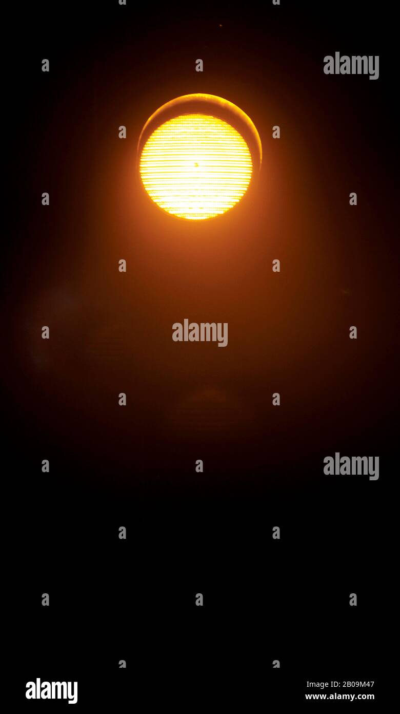 Un feu de signalisation dans la ville de Dhaka. Ignorer les signaux provoque de nombreux accidents dans les rues de Dhaka, au Bangladesh. 12 Novembre 2011. Une des images de photo Story, Tears on Highways, de Noor Alam. Banque D'Images