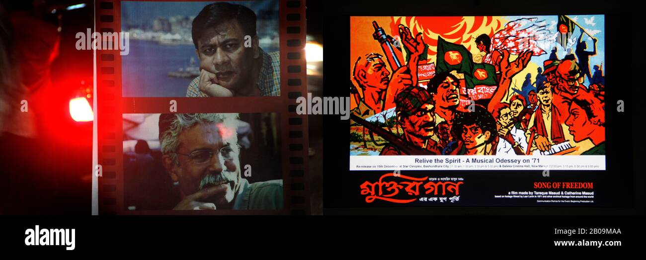 Portraits du réalisateur Tarek Masud (ci-dessus) et Journaliste et cinéaste Mishuk Moir (bas), décédé lors d'un accident de la route le 13 août 2011. Ils retournaient à Dhaka de Manikganj après avoir visité un lieu de tournage. Leur microbus est entré en collision avec un bus passager venant en sens inverse, sur l'autoroute Dhaka-Aricha. Sur la droite se trouve une affiche du film Bangla Muktir Gaan (chanson de la liberté), réalisé par Tarek Masud. Dhaka, Bangladesh. 5 Décembre 2011. Une des images de photo Story, Tears on Highways, de Noor Alam. Banque D'Images
