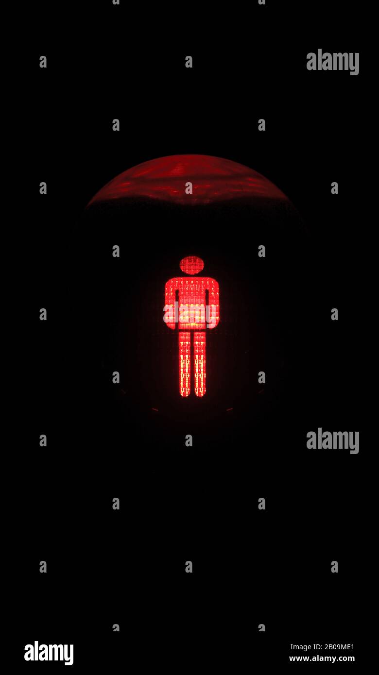 Un feu de circulation pour piétons dans la ville de Dhaka. Ignorer les signaux et jay marcher causent beaucoup d'accidents dans les rues de Dhaka, au Bangladesh. 12 Novembre 2011. Une des images de photo Story, Tears on Highways, de Noor Alam. Banque D'Images