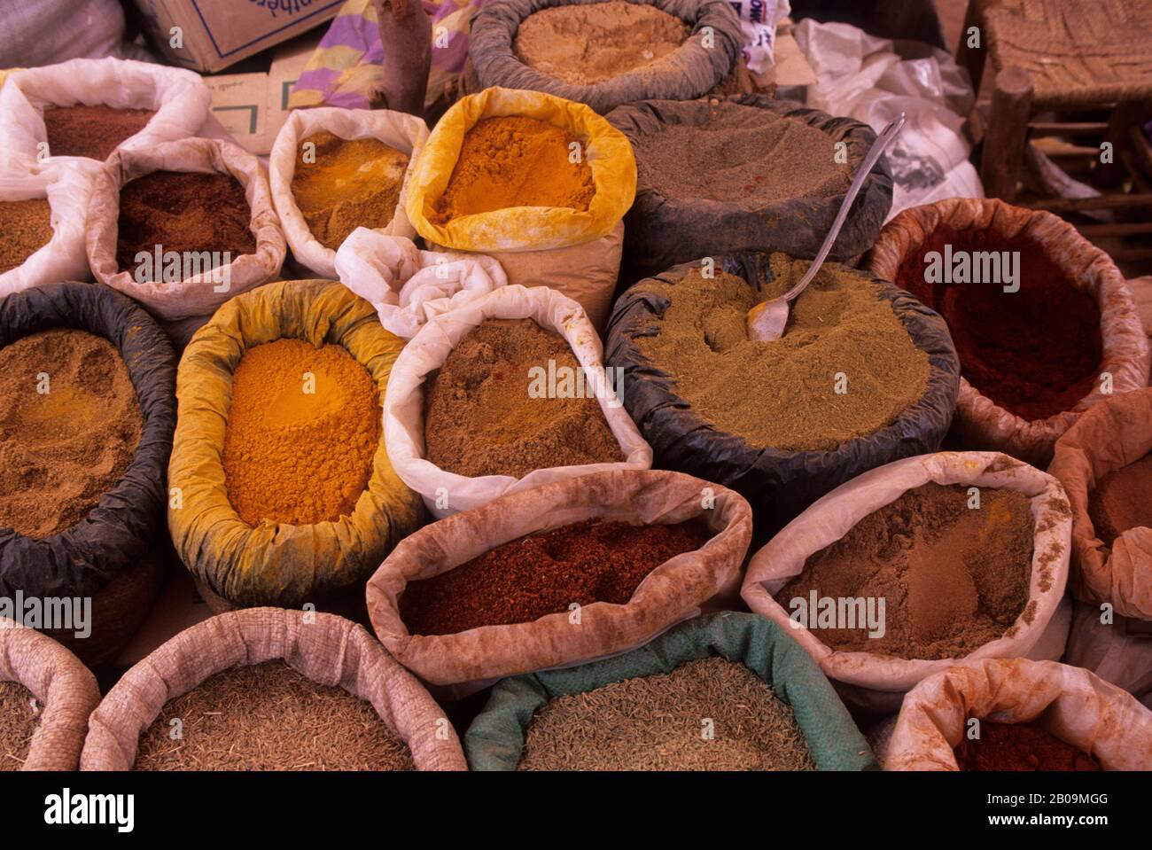 MAROC, PRÈS DE MARRAKECH, MONTAGNES DE L'ATLAS, VALLÉE DE L'OURIKA, MARCHÉ BERBÈRE, ÉPICES Banque D'Images