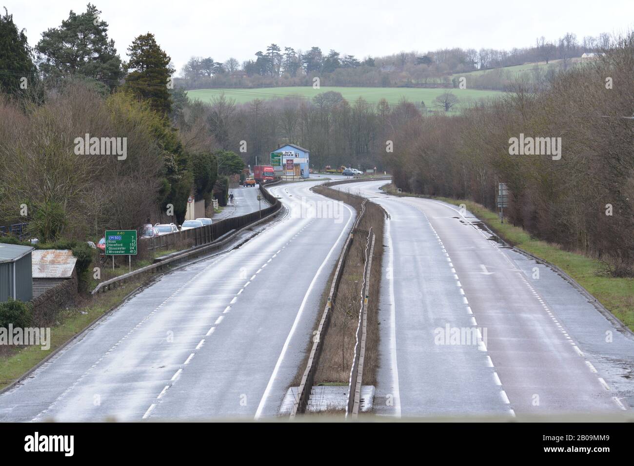 L'A40 route à deux voies près de Whitchurch Ross-on-Wye Herefordshire après la tempête Dennis a fermé pendant les heures de pointe en raison d'inondations plus loin le long de la route Banque D'Images