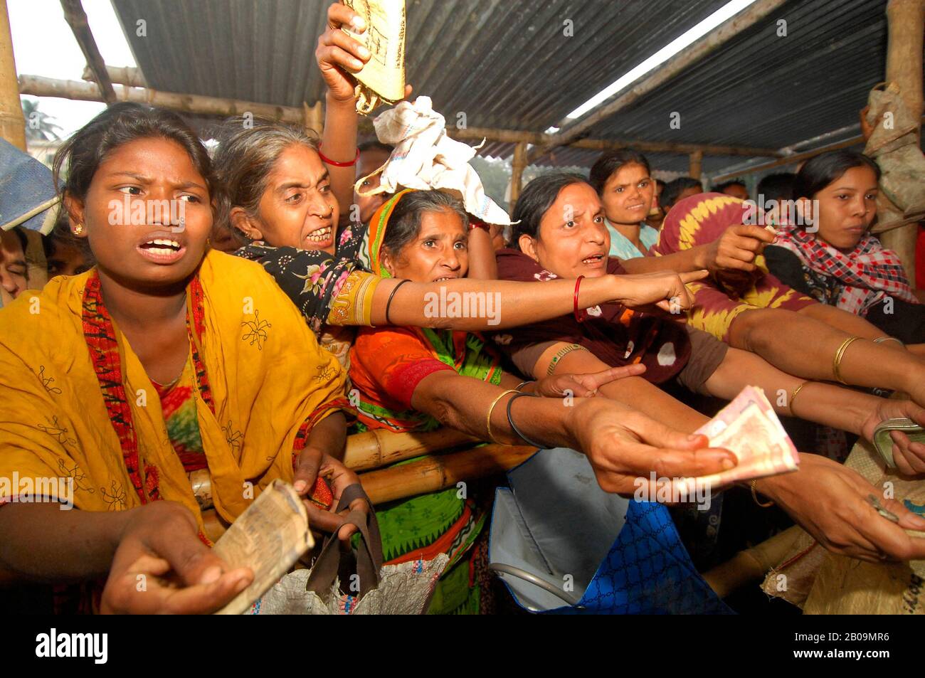 Les femmes ont du mal à obtenir du riz dans un magasin public à prix équitable, à Dhaka, alors que le Bangladesh est confronté à une grave pénurie alimentaire. Le Bangladesh a été frappé par de graves inondations et un cyclone dévastateur en 2007. En conséquence, la production alimentaire a chuté considérablement dans tout le pays à l'origine de cette crise. Dhaka, Bangladesh. 2 Janvier 2008. Banque D'Images