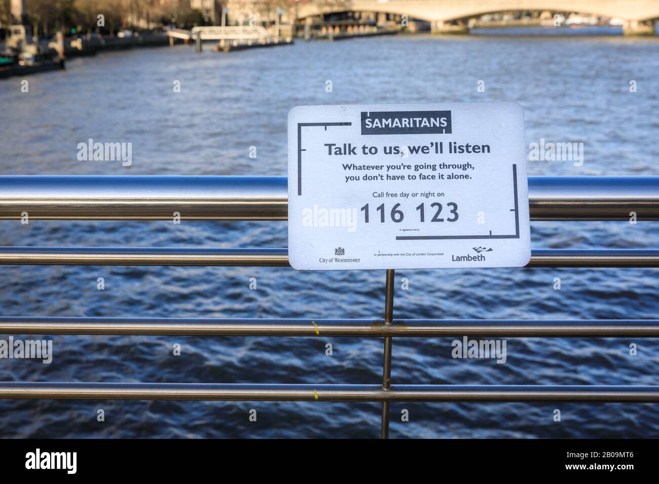 Signez la publicité des services des Samaritans, pour la prévention du suicide sur un pont traversant la Tamise, Westminster, Londres, Royaume-Uni Banque D'Images