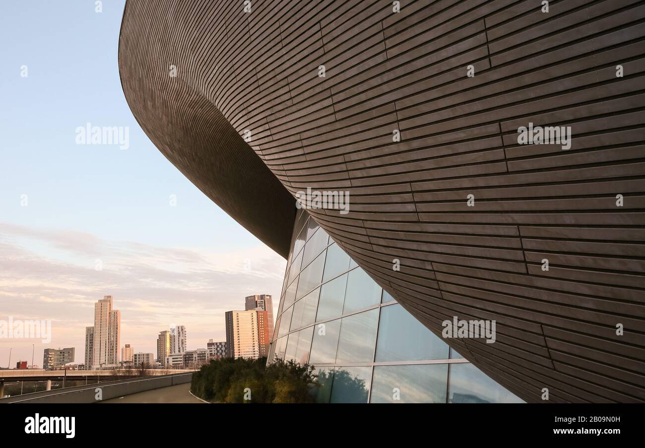 Extérieur de la piscine du London Aquatics Center, par Zaha Hadid, Queen Elizabeth Olympic Park, Stratford, Londres, Royaume-Uni Banque D'Images