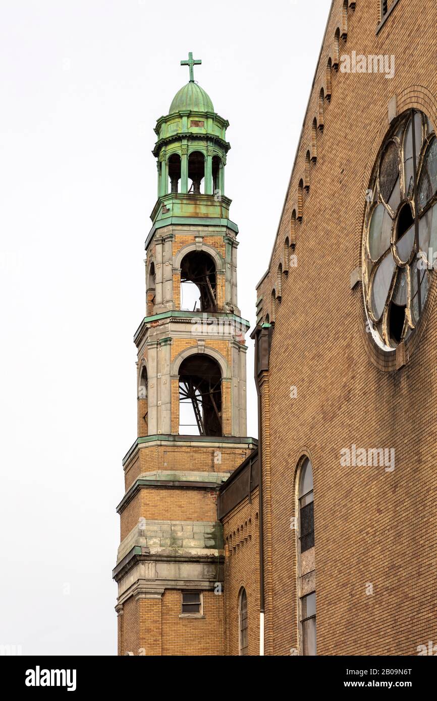 Abandonné l'église catholique romaine Martyr, côté est de Detroit, Michigan, États-Unis, par James D Coppinger/Dembinsky photo Assoc Banque D'Images