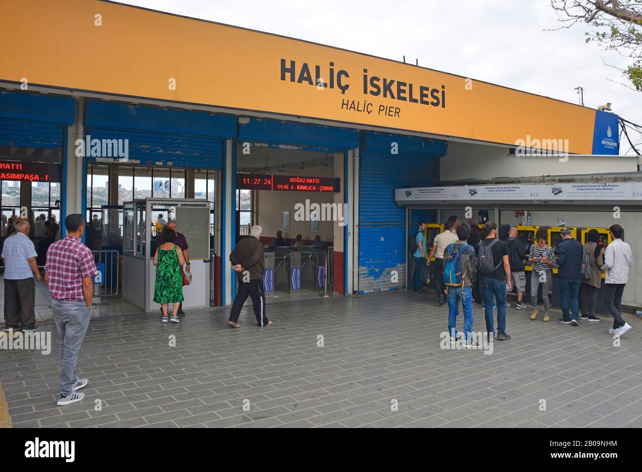 Istanbul, Turquie-16 septembre 2019.les voyageurs et les navetteurs font l'appoint de leurs Istambulkarts aux machines d'appoint à l'entrée de la gare de ferry d'Uskudar Banque D'Images