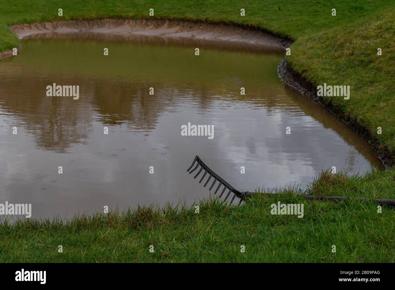 Bunkers de golf inondés sur le parcours de golf Hollin Hotel à Baildon, dans le Yorkshire. Banque D'Images