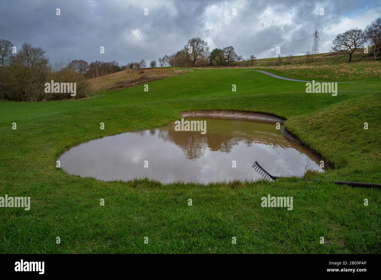 Bunkers de golf inondés sur le parcours de golf Hollin Hotel à Baildon, dans le Yorkshire. Banque D'Images
