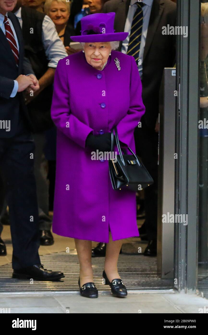 La reine Elizabeth II portait un manteau violet vif de longueur de veau et  des feuilles de chapeau de couleur pourpre après l'ouverture des nouveaux  locaux de l'hôpital Royal National Gorge, nez
