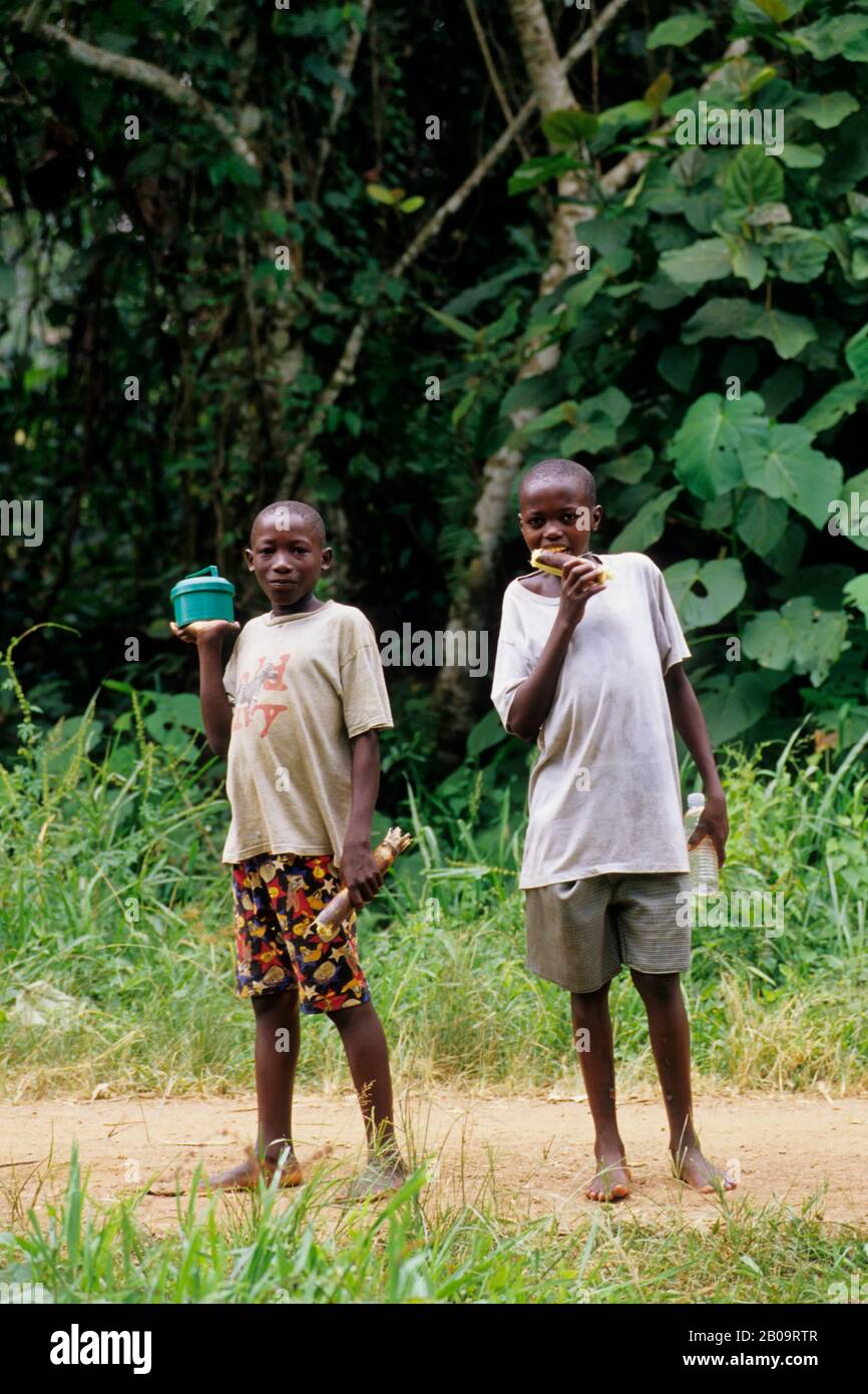 OUGANDA, PRÈS DE FORT PORTAL, GARÇONS LOCAUX Banque D'Images