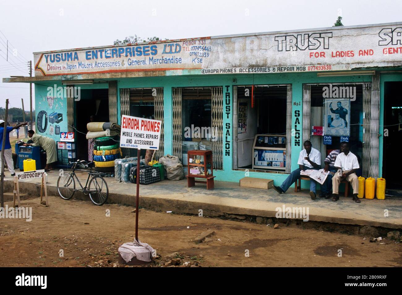 OUGANDA, KASESE, SCÈNE DE RUE, MAGASINS Banque D'Images