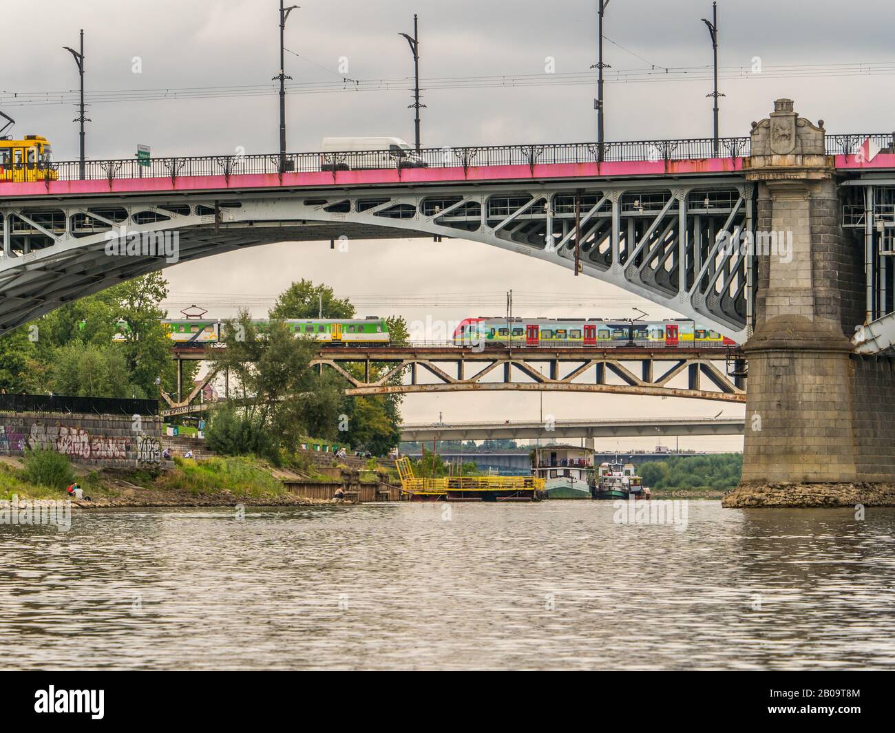 Varsovie, Pologne - 25 août 2018 : ponts sur la Vistule à Varsovie. Pont Poniatowski sur le premier plan, des trains sur le pont ferroviaire Srednicowy fart Banque D'Images