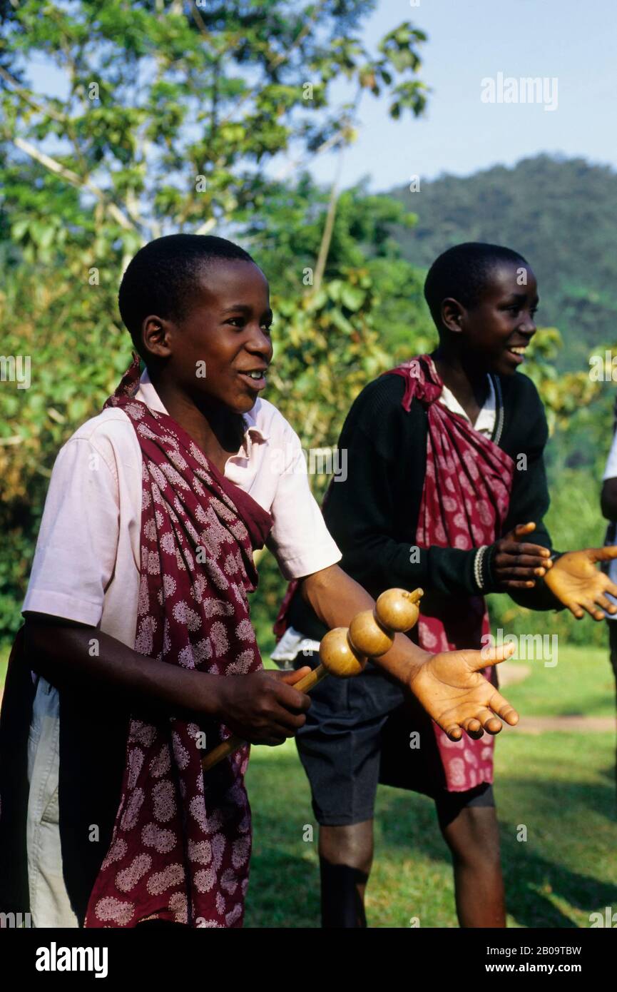 OUGANDA, BWINDI, CAMP FORESTIER DE GORILLA, SPECTACLE DE DANSE DES ENFANTS ORPHELINS, INSTRUMENT DE PERCUSSION À LA MAIN Banque D'Images