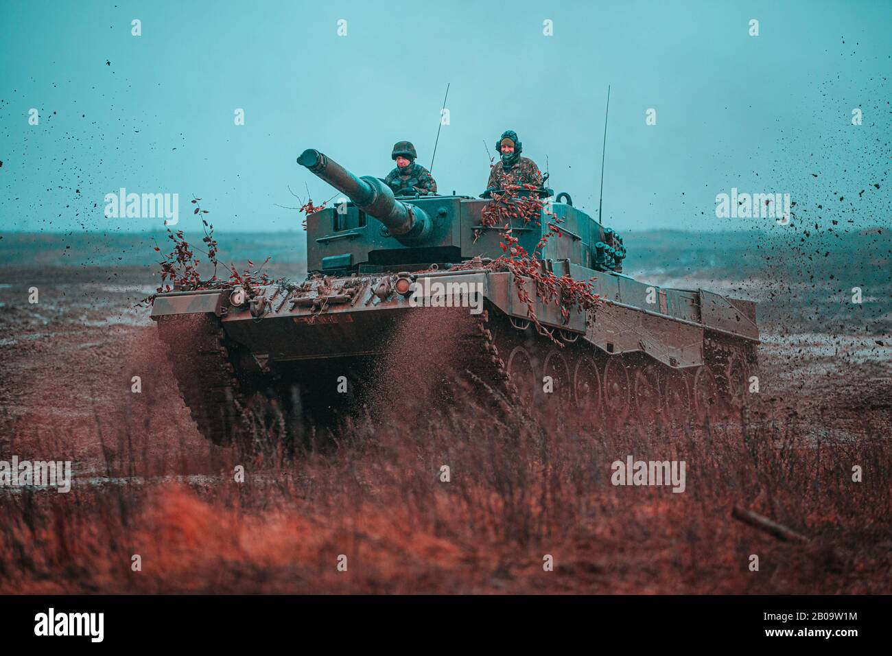 Les Soldats polonais, affectés à la 1ère Brigade blindée de Varsovie, exploitent un char Leopard 2 dans le cadre d'un scénario d'entraînement multinational à l'appui du Groupe de bataille de l'OTAN sur la présence avancée Pologne le 6 février 2020 à Bemowo Piskie, Pologne. La Présence avancée de l'OTAN se compose de quatre groupes de combat de taille bataillon déployés sur une base de rotation persistante vers l'Estonie, la Lettonie, la Lituanie et la Pologne. Banque D'Images