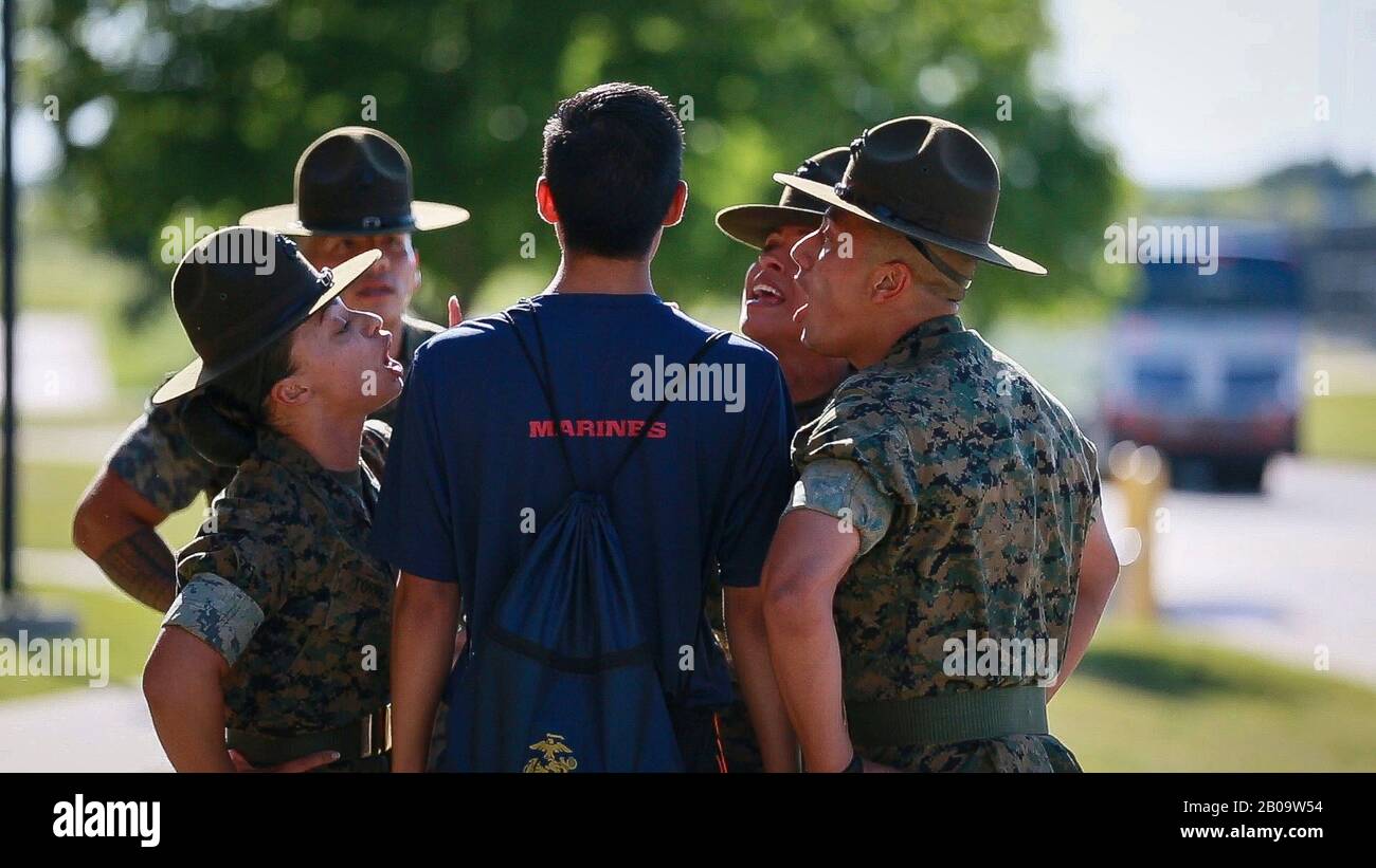 Les instructeurs de foreuses du corps marin des États-Unis se sont décharés lors d'une recrue à Marine corps Recruiting Station fort Worth le 28 avril 2019 à fort Worth, Texas. Banque D'Images