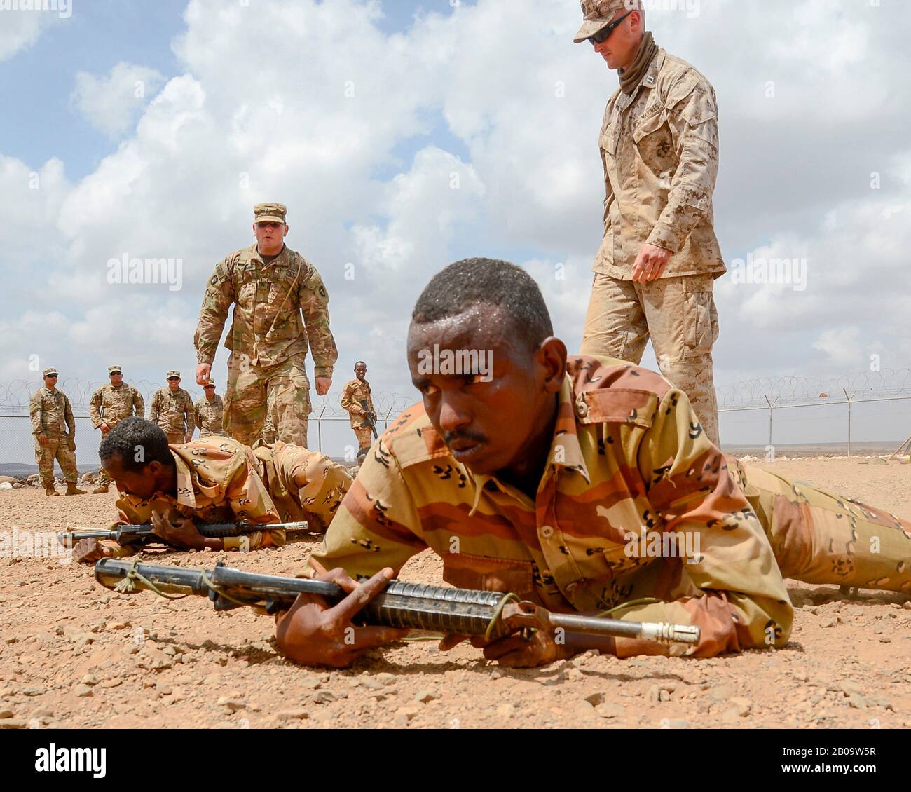 Le Sergent de l'armée américaine Vincent Merriman, 141ème Régiment d'infanterie, surveille les soldats djiboutiens lors d'un exercice de réaction au feu le 16 avril 2018 près de Djibouti City, Djibouti. Les militaires américains travaillent en étroite collaboration avec l'armée djiboutienne pour créer un bataillon d'Intervention rapide. Banque D'Images